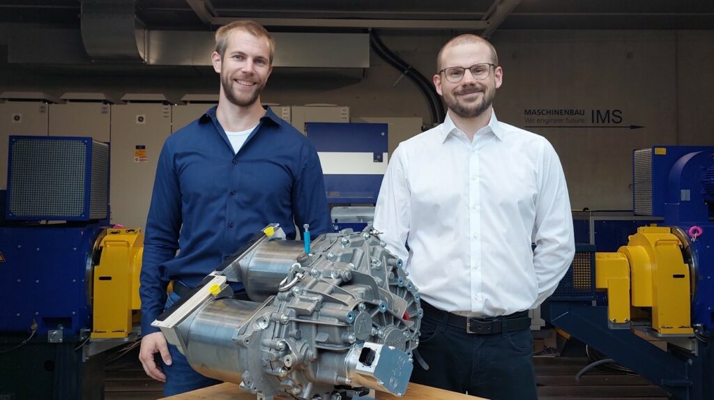 Die InnoShiftIng-Gründer Daniel Schöneberger (links) und Daniel Franz haben ein innovatives Schaltungssystem für effizientes Mehrganggetriebe für Elektroautos entwickelt. (Foto: InnoShiftIng)
