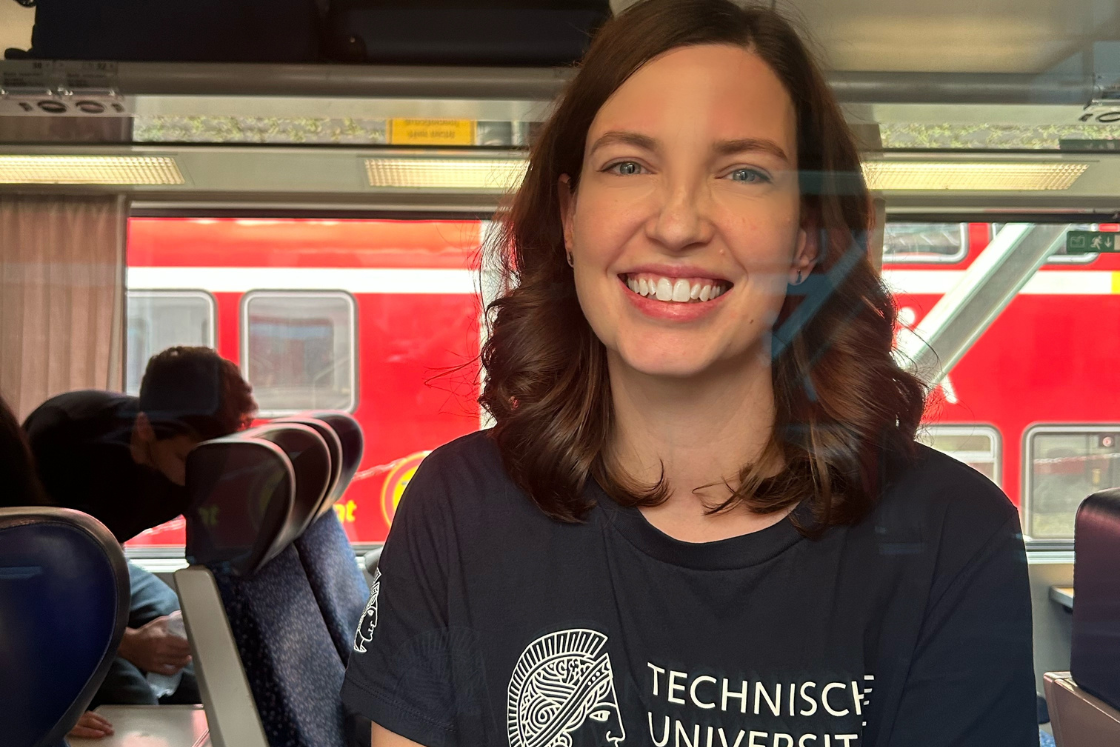 Jessica Retzlaff im Zug mit HIGHEST-T-Shirt