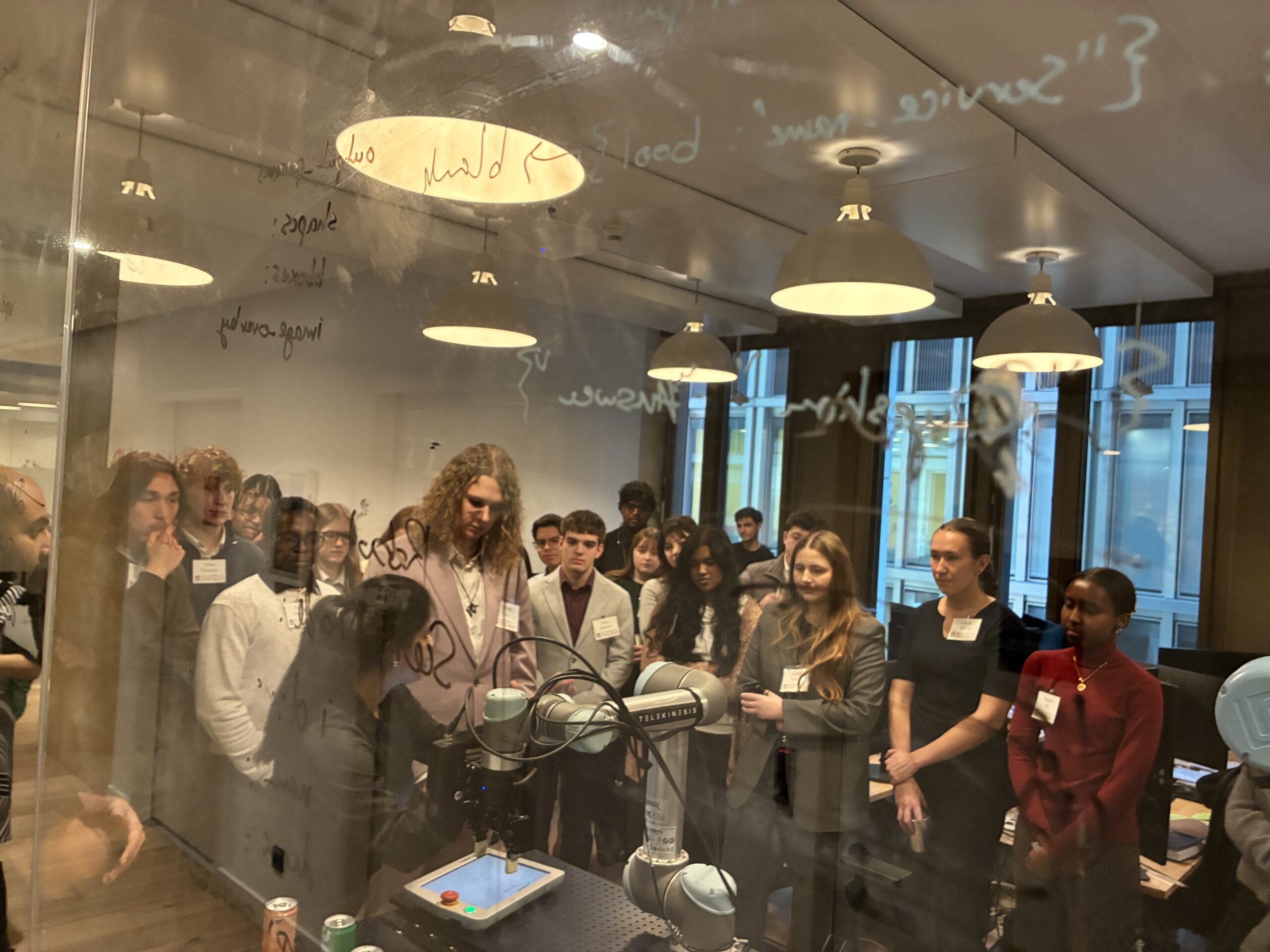 Studierende der Uni Chicago zu Besuch bei Telekinsis - Blick ins Labor
