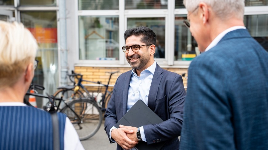 Der hessische Wirtschaftsminister Kaweh Mansoori zu Besuch an der TU Darmstadt.